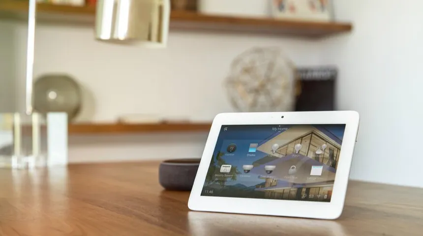 Control4 dokunmatik ekran ile sistem kontrolü