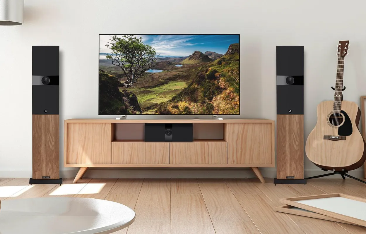 Ev sineması ses sistemleri ile donatılmış modern bir oturma odası. Yüksek kaliteli hoparlörler ve surround ses teknolojisi ile sinema deneyimi sunuyor.