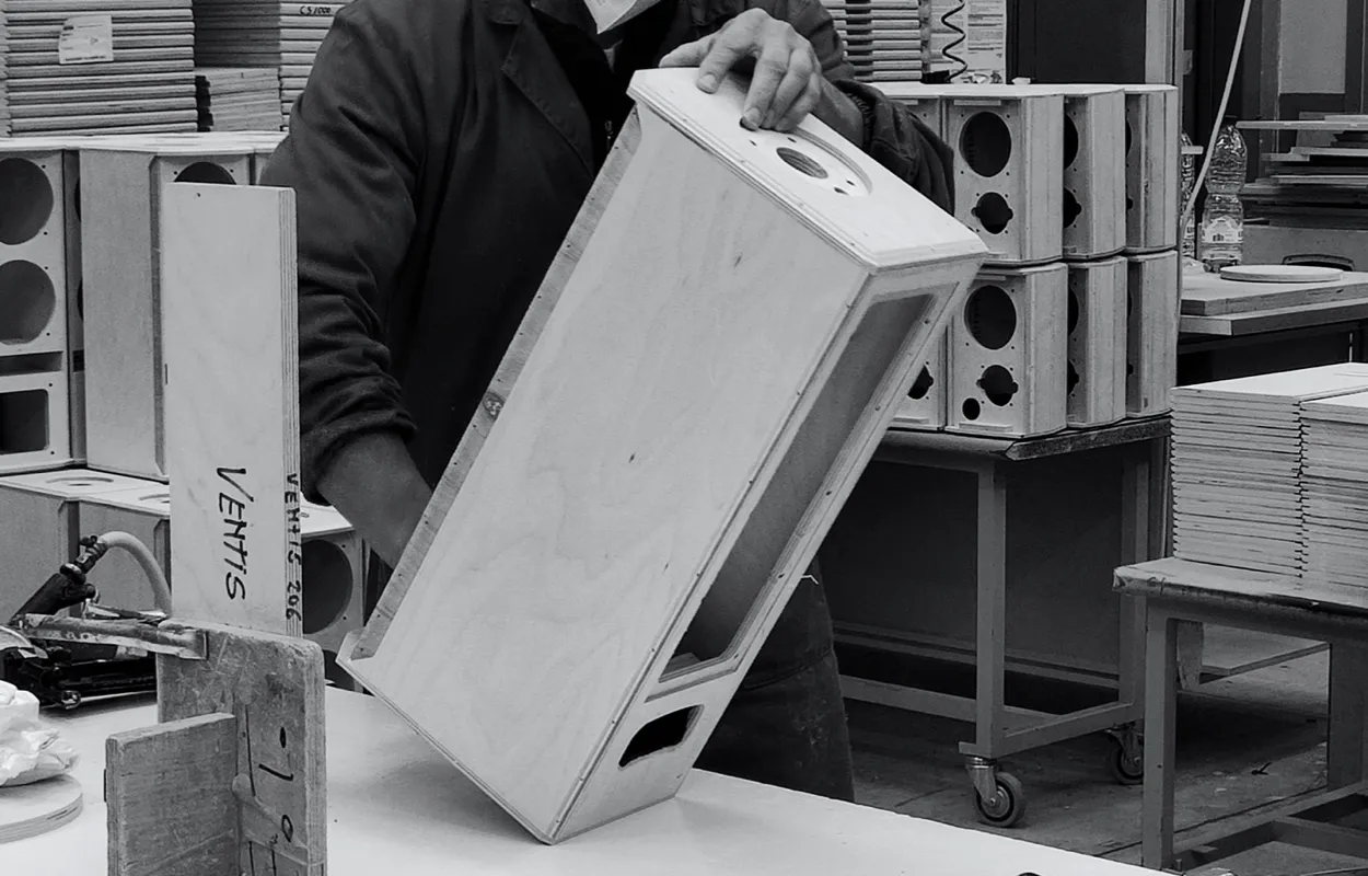 Profesyonel ses sistemleri bileşenleri: hoparlörler, amfiler ve mikrofonlar