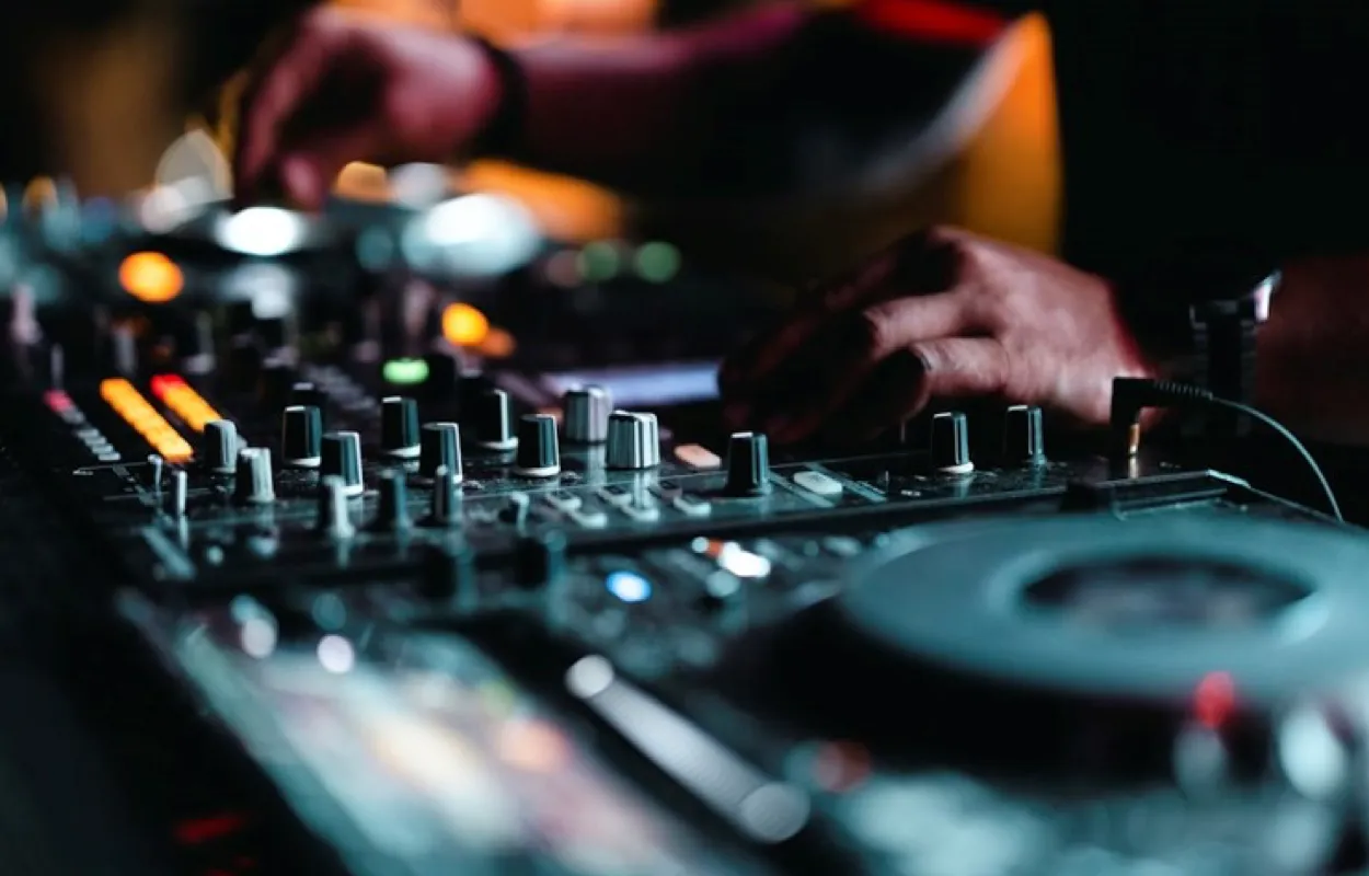 Profesyonel ses sistemleri, yüksek kaliteli ses çözümleri için hoparlör, amplifikatör ve mikser bileşenlerini gösteren görsel.