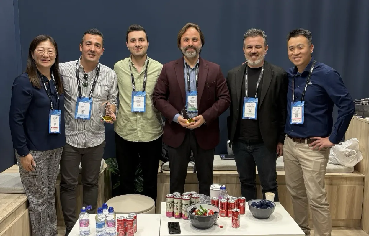 Ekol AVL, ISE 2025’te ASTROS tarafından kablosuz sunum sistemleri alanındaki başarısı nedeniyle ödüllendirildi. Ödül töreninden bir kare.